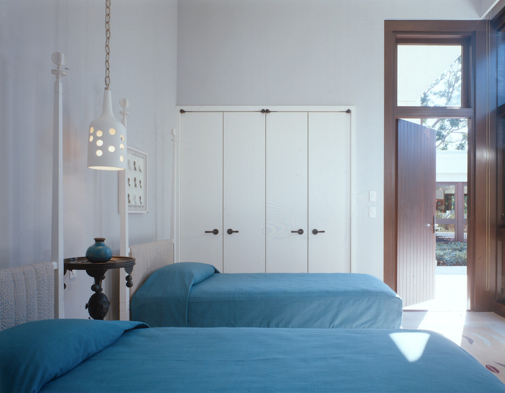 На фото: гостевая спальня (комната для гостей) в стиле модернизм с белыми стенами