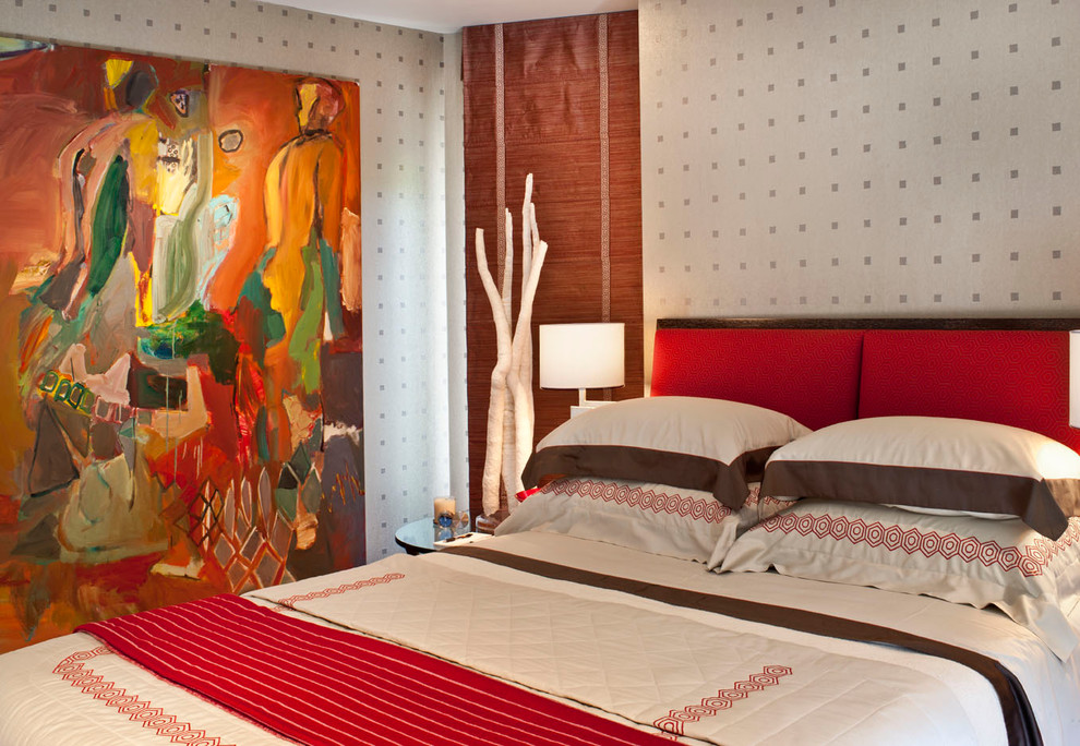 На фото: гостевая спальня (комната для гостей) в стиле модернизм с бежевыми стенами
