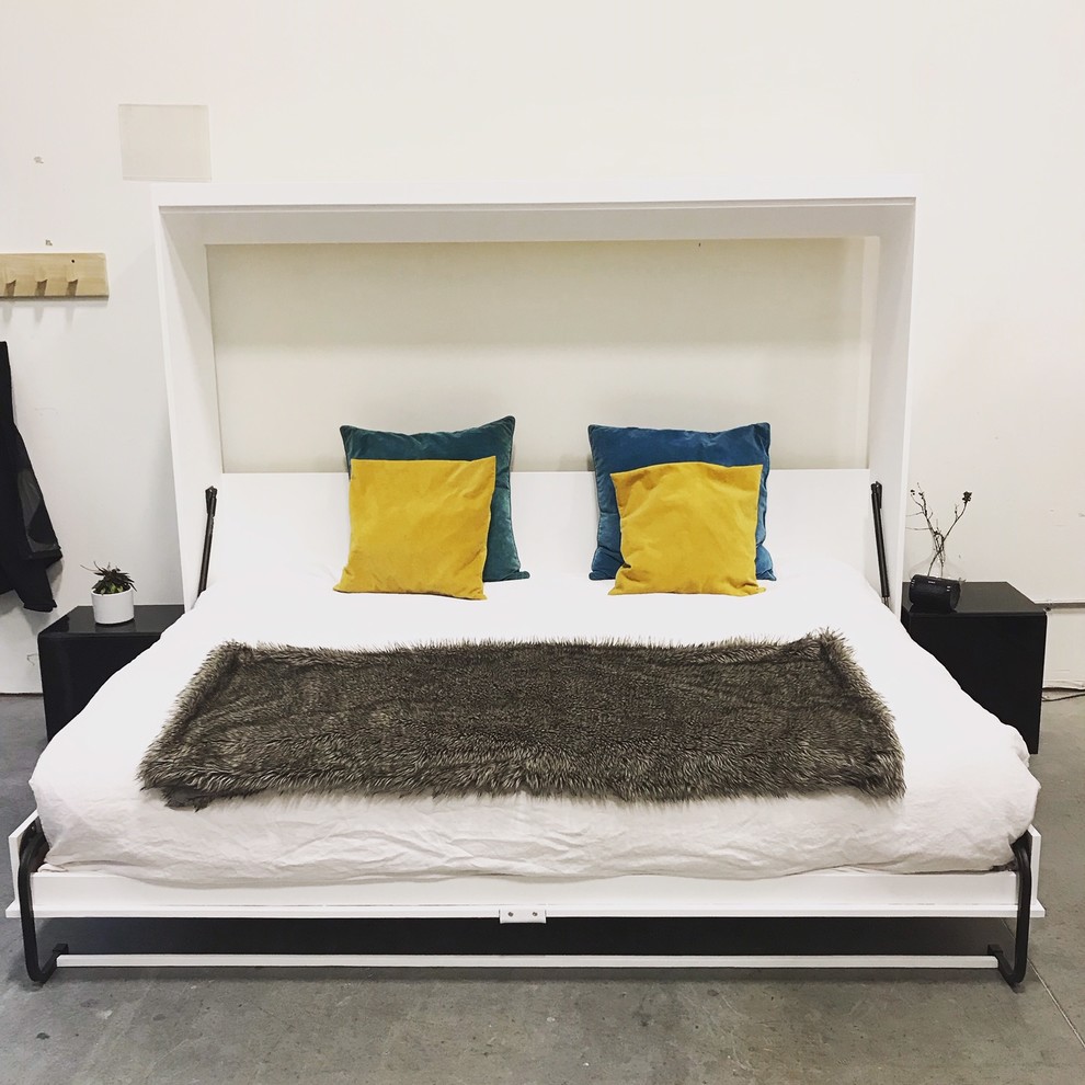 Ejemplo de dormitorio minimalista pequeño con paredes blancas, suelo de cemento y suelo blanco
