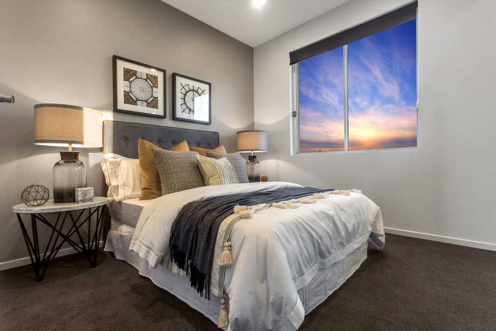 Свежая идея для дизайна: хозяйская спальня среднего размера в современном стиле с серыми стенами, ковровым покрытием и серым полом - отличное фото интерьера