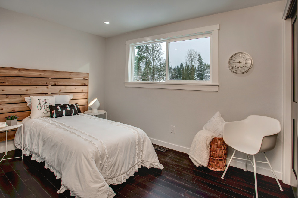 Foto di una piccola camera degli ospiti moderna con pareti bianche, parquet scuro e pavimento marrone