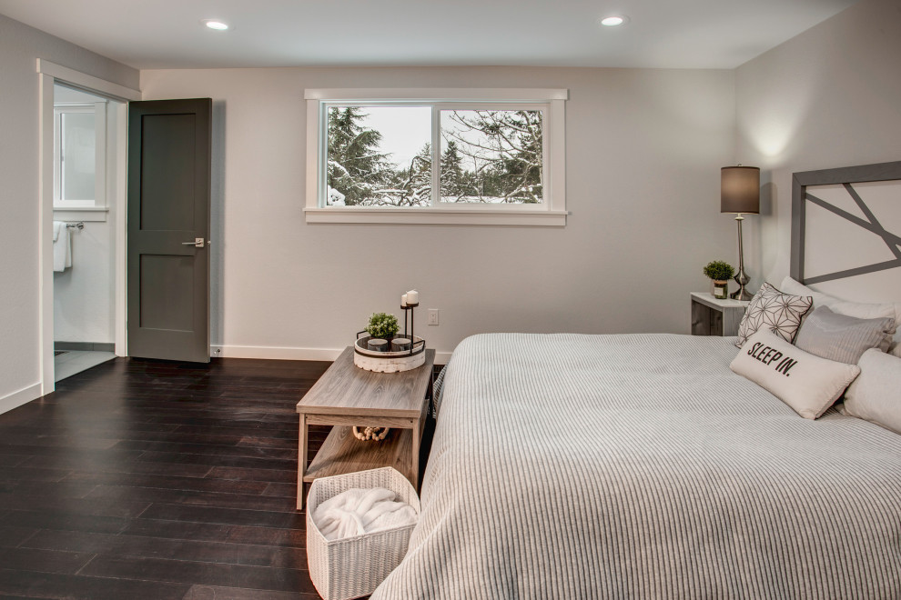 Mittelgroßes Modernes Hauptschlafzimmer mit weißer Wandfarbe, dunklem Holzboden und braunem Boden in Seattle