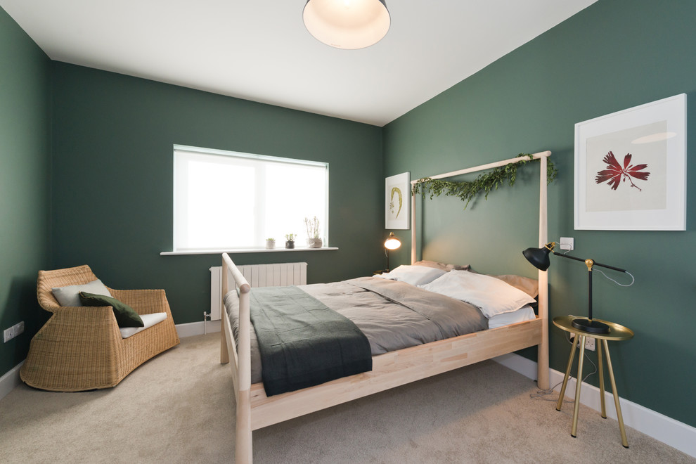 На фото: гостевая спальня среднего размера, (комната для гостей) в скандинавском стиле с зелеными стенами, ковровым покрытием и бежевым полом с