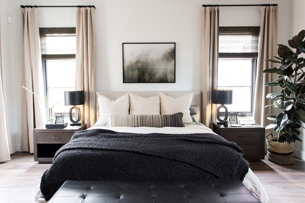 Идея дизайна: спальня в стиле неоклассика (современная классика) с белыми стенами и коричневым полом