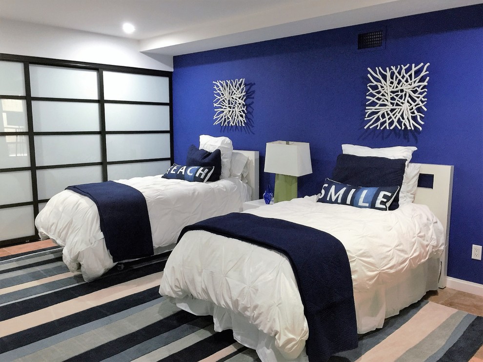 Источник вдохновения для домашнего уюта: гостевая спальня среднего размера, (комната для гостей) в стиле модернизм с синими стенами и полом из керамогранита без камина