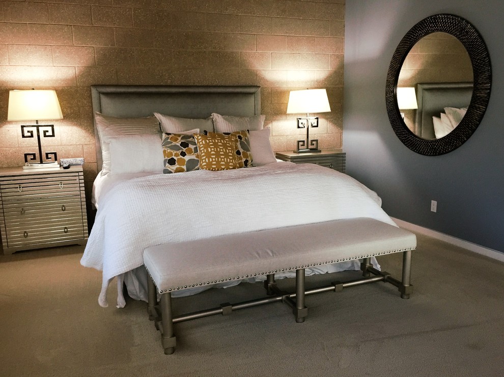Источник вдохновения для домашнего уюта: большая хозяйская спальня в стиле модернизм с серыми стенами, ковровым покрытием и коричневым полом без камина