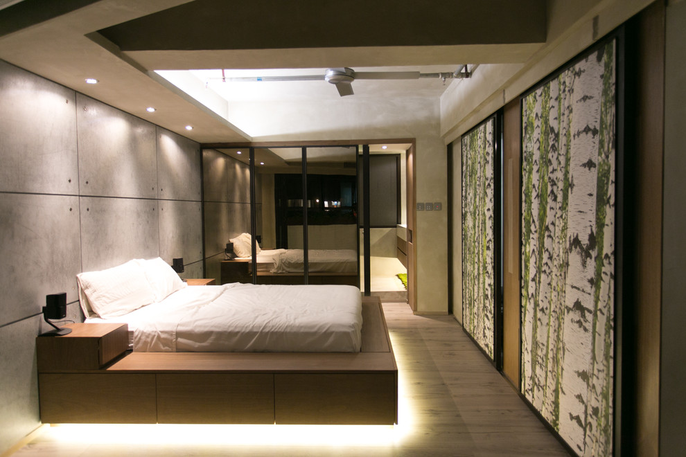 Idées déco pour une chambre moderne avec un mur gris, parquet clair et aucune cheminée.