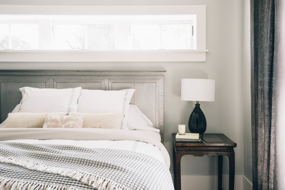 Foto de dormitorio principal campestre de tamaño medio con paredes grises, suelo de madera clara y suelo marrón