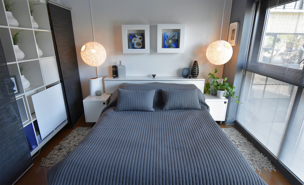 Идея дизайна: маленькая спальня на антресоли в стиле модернизм с серыми стенами и бетонным полом для на участке и в саду
