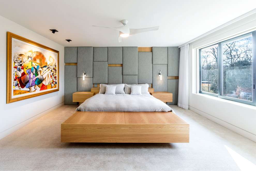 Cette photo montre une chambre tendance avec un mur blanc, une cheminée ribbon, un manteau de cheminée en pierre et un sol beige.