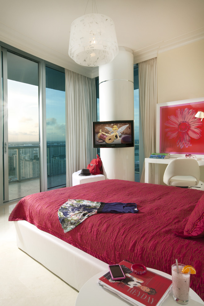 Diseño de dormitorio contemporáneo con paredes beige y con escritorio