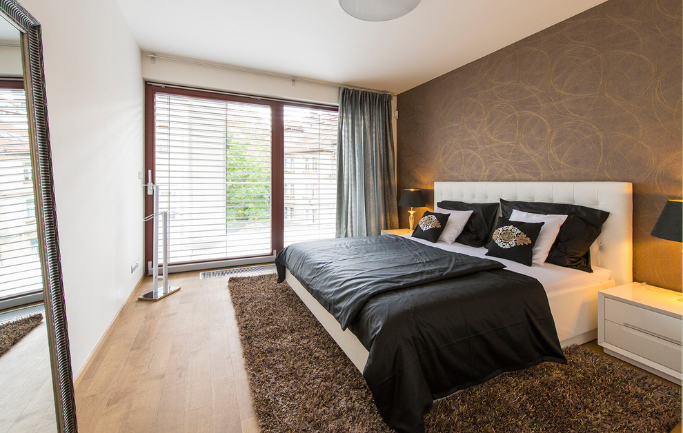 Foto de dormitorio principal minimalista de tamaño medio sin chimenea con paredes blancas y suelo de madera clara