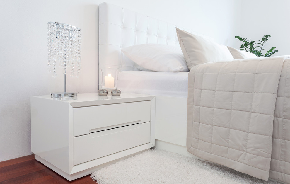 Свежая идея для дизайна: хозяйская спальня среднего размера в стиле модернизм с белыми стенами и деревянным полом без камина - отличное фото интерьера