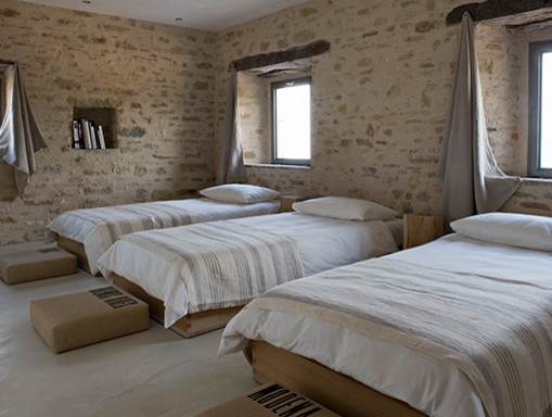 Immagine di una camera da letto country