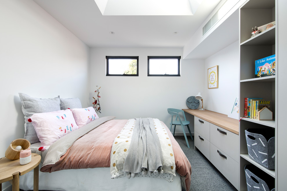 Imagen de dormitorio moderno con paredes blancas, moqueta y suelo gris