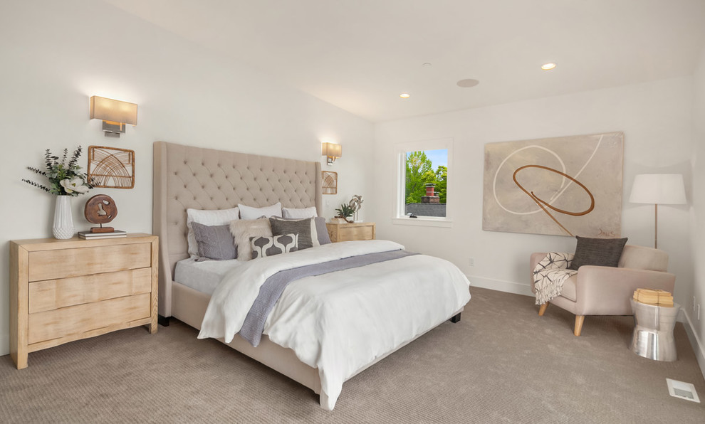 Ejemplo de dormitorio principal retro grande con paredes blancas, moqueta y suelo beige