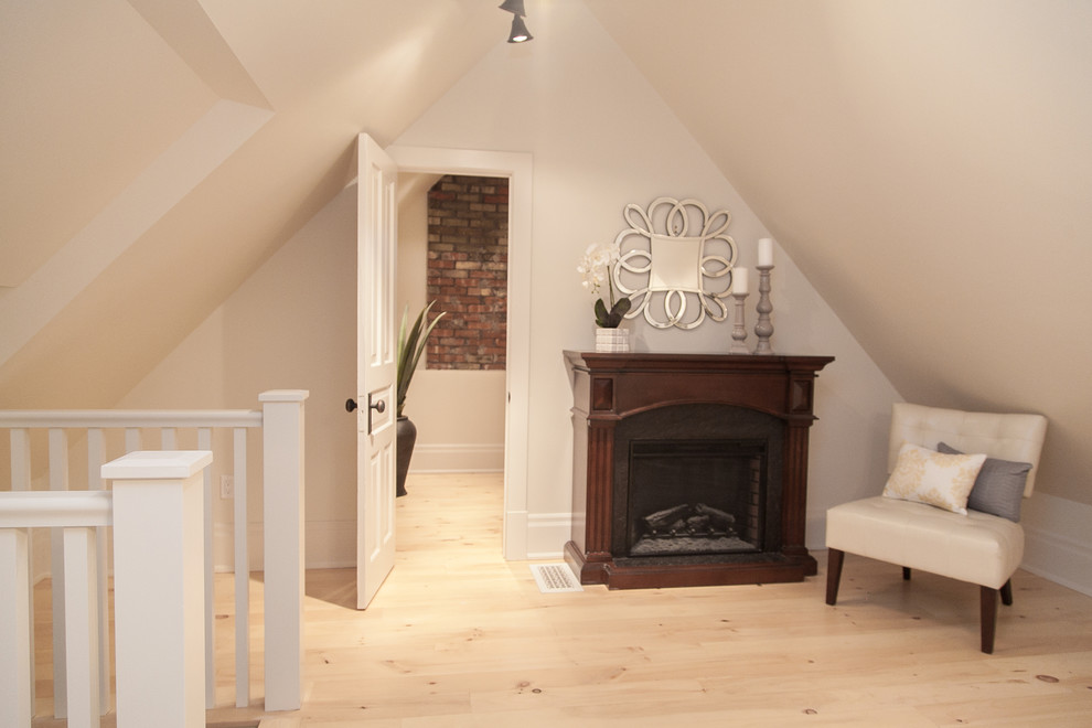 Foto de dormitorio tipo loft minimalista grande con paredes grises, suelo de madera clara, todas las chimeneas y marco de chimenea de madera