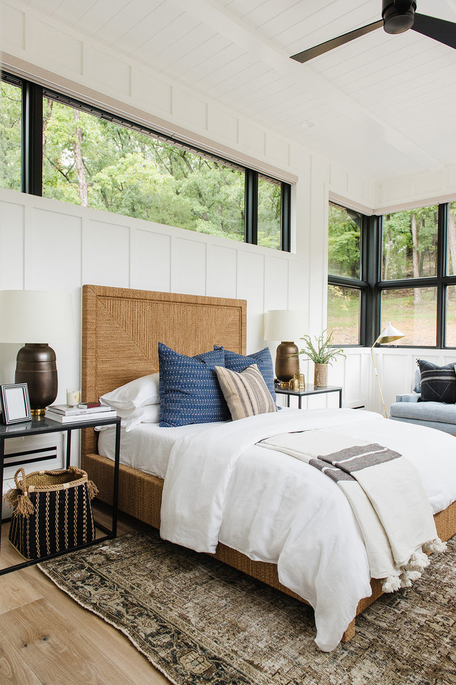 Imagen de habitación de invitados campestre grande con paredes blancas y suelo de madera clara