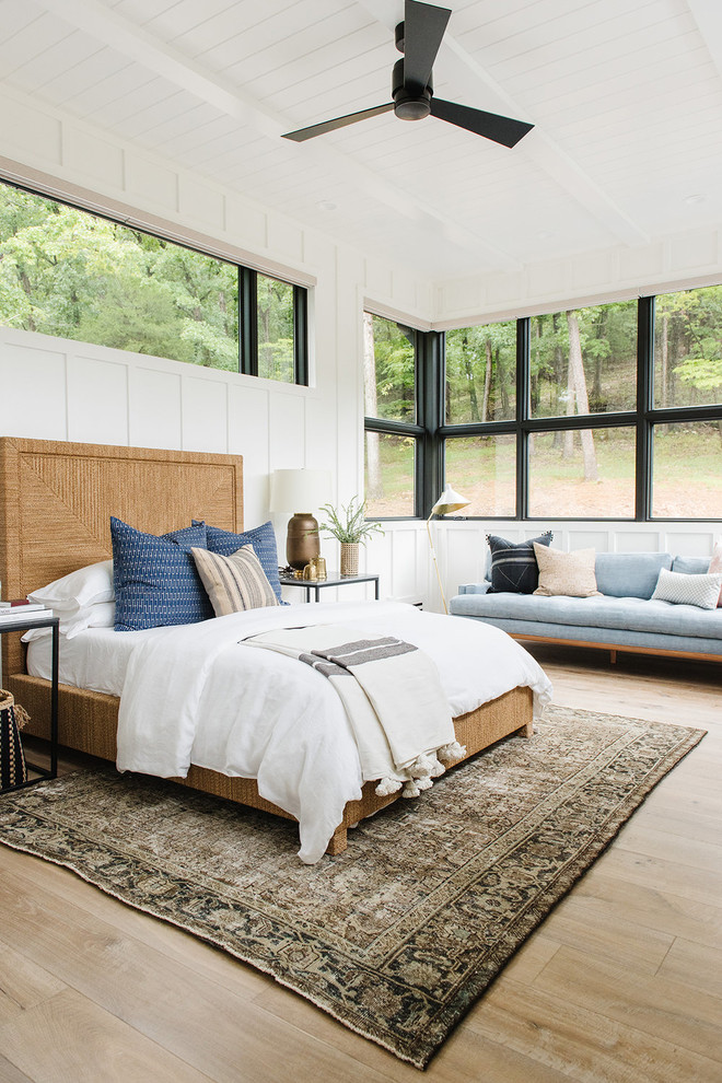 Ejemplo de habitación de invitados tradicional renovada grande con paredes blancas, suelo de madera clara y suelo beige