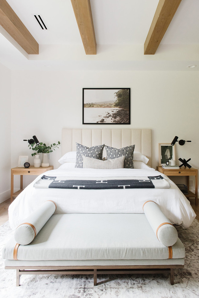 ソルトレイクシティにある広いトランジショナルスタイルのおしゃれな主寝室 (白い壁、無垢フローリング、茶色い床、グレーとブラウン) のレイアウト