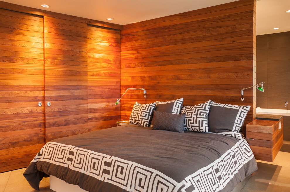Стильный дизайн: хозяйская спальня в стиле неоклассика (современная классика) с коричневыми стенами, полом из керамической плитки и бежевым полом без камина - последний тренд