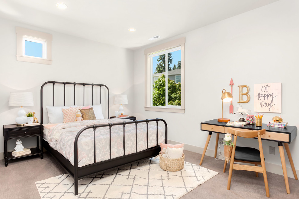 На фото: большая гостевая спальня (комната для гостей) в стиле модернизм с бежевыми стенами, ковровым покрытием и серым полом
