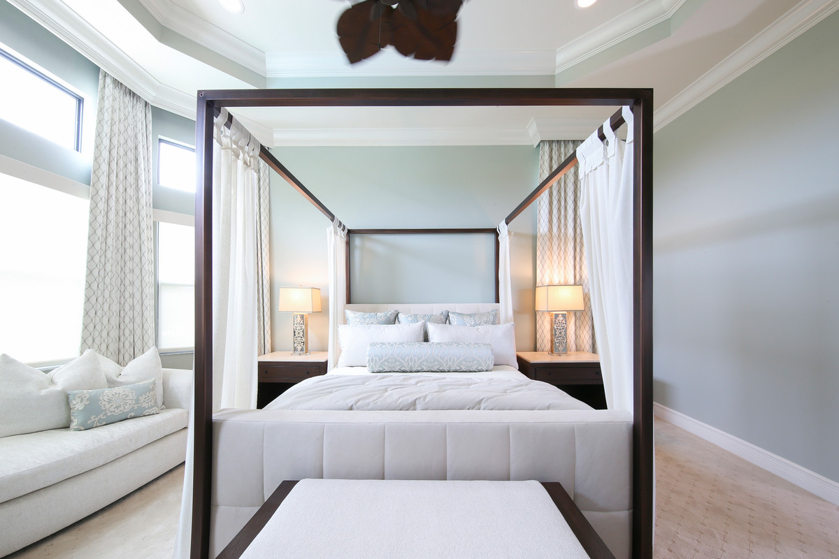 Idée de décoration pour une grande chambre minimaliste avec un sol beige et un plafond voûté.