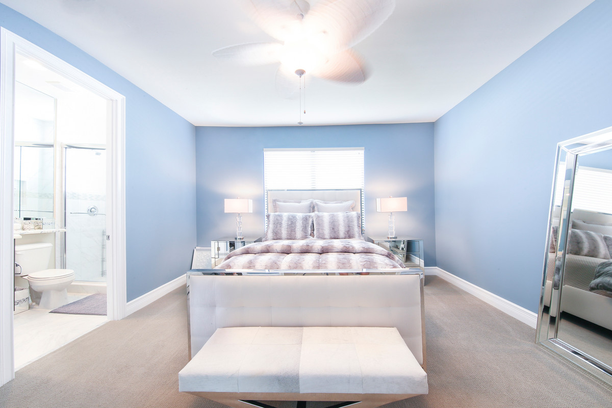Großes Modernes Gästezimmer mit beiger Wandfarbe, Teppichboden, beigem Boden und gewölbter Decke in Miami