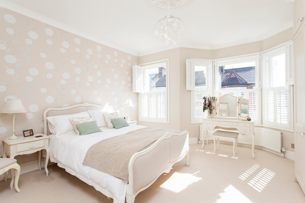 Klassisches Schlafzimmer mit bunten Wänden und Teppichboden in London