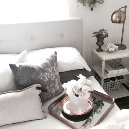 Kleines Retro Hauptschlafzimmer ohne Kamin mit weißer Wandfarbe und dunklem Holzboden in New York