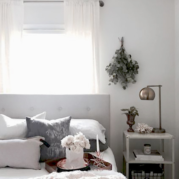 Kleines Nordisches Hauptschlafzimmer ohne Kamin mit weißer Wandfarbe und braunem Holzboden in Nashville