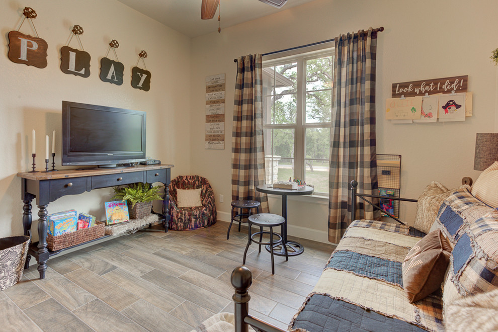 Mittelgroßes Rustikales Gästezimmer mit beiger Wandfarbe, Porzellan-Bodenfliesen, Kamin, Kaminumrandung aus Stein und braunem Boden in Austin