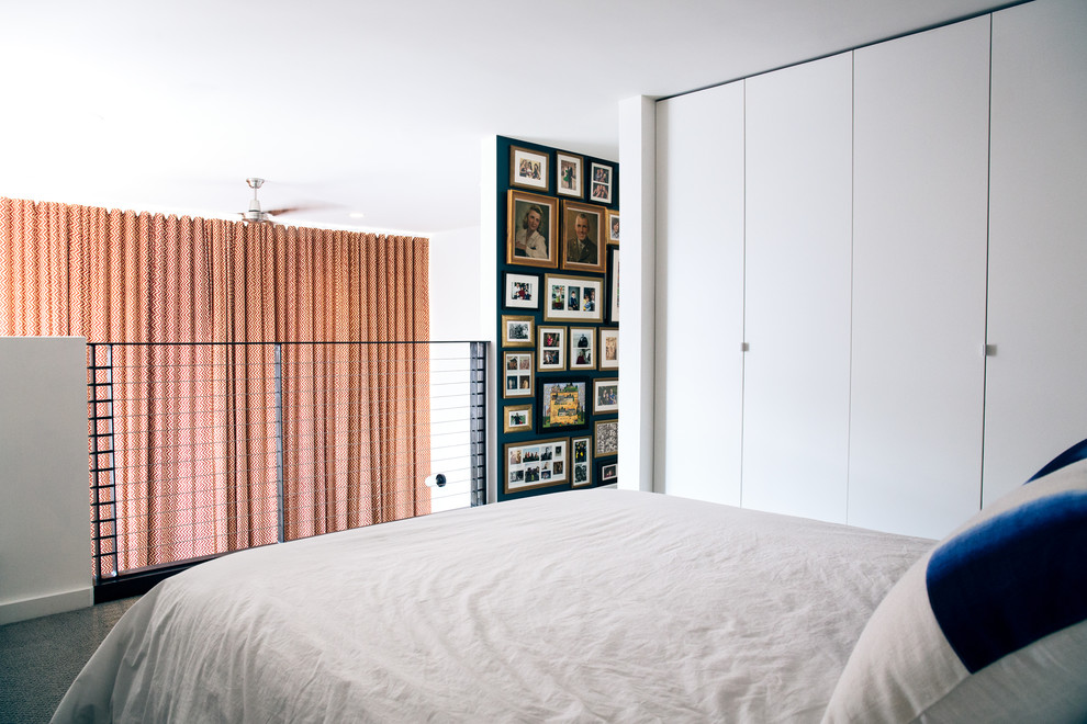 サンフランシスコにある小さなコンテンポラリースタイルのおしゃれなロフト寝室 (白い壁、カーペット敷き、グレーの床)