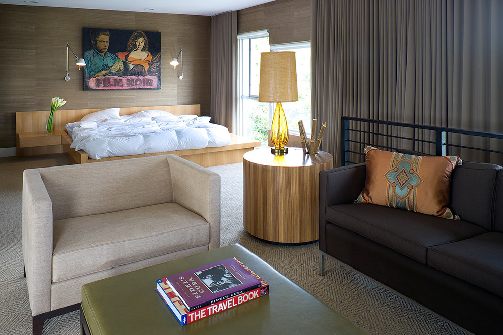 Imagen de dormitorio minimalista con paredes marrones y moqueta