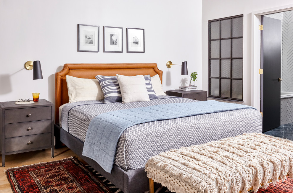 Idéer för ett klassiskt sovrum, med vita väggar, mellanmörkt trägolv och brunt golv