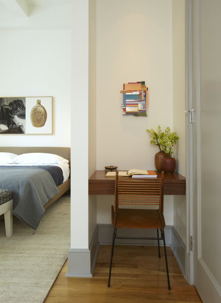 Idées déco pour une chambre moderne avec un mur beige et un sol en bois brun.