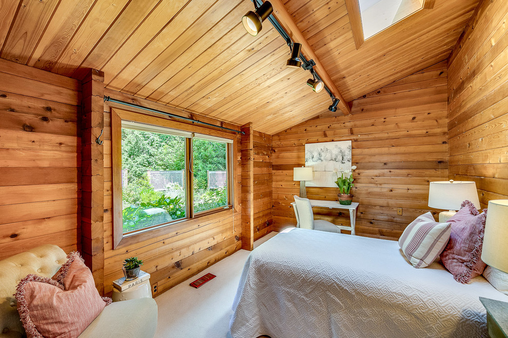 Immagine di una camera da letto stile rurale di medie dimensioni con moquette e pavimento grigio