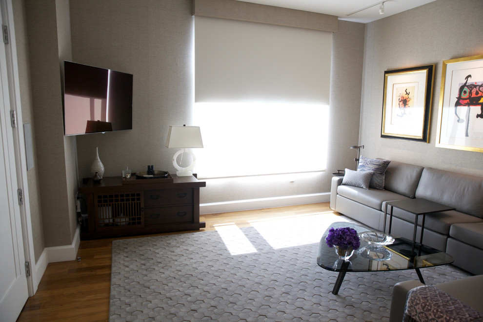 Стильный дизайн: гостевая спальня среднего размера, (комната для гостей) в стиле модернизм с серыми стенами и светлым паркетным полом без камина - последний тренд