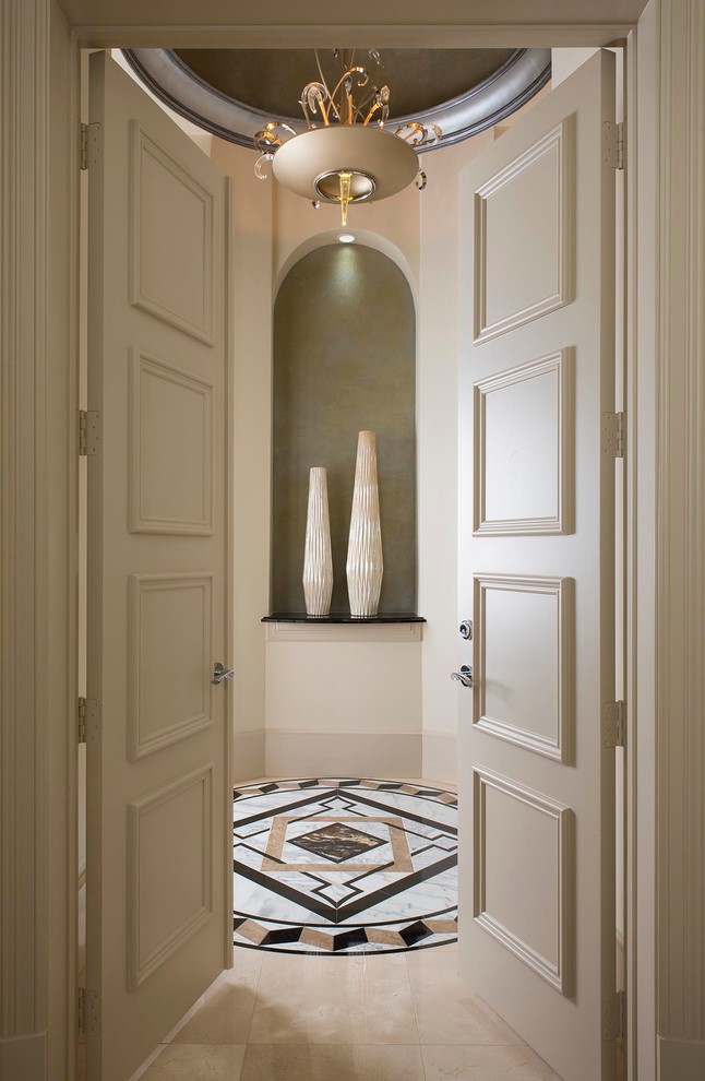 ダラスにある広いトランジショナルスタイルのおしゃれな主寝室 (ベージュの壁、大理石の床、石材の暖炉まわり) のインテリア