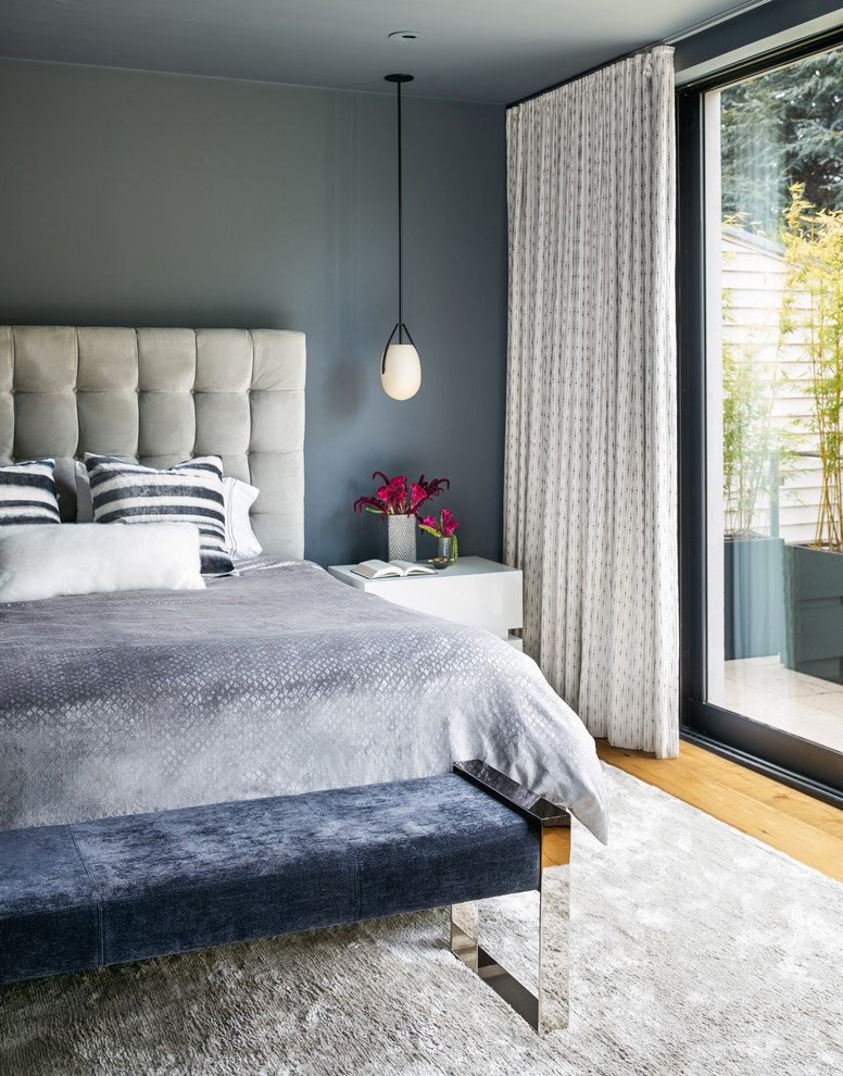 Свежая идея для дизайна: хозяйская спальня в современном стиле с серыми стенами, паркетным полом среднего тона и коричневым полом - отличное фото интерьера