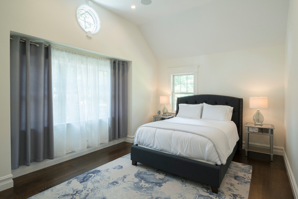 Стильный дизайн: гостевая спальня среднего размера, (комната для гостей) в стиле модернизм с бежевыми стенами, темным паркетным полом и коричневым полом без камина - последний тренд