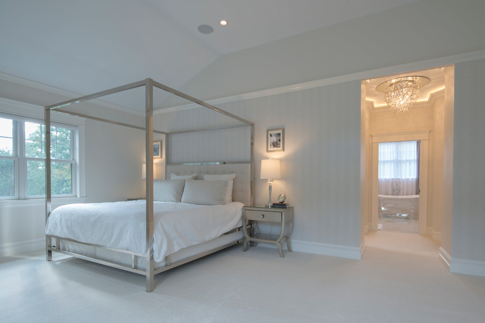 Modelo de dormitorio principal minimalista grande sin chimenea con paredes beige, moqueta y suelo beige