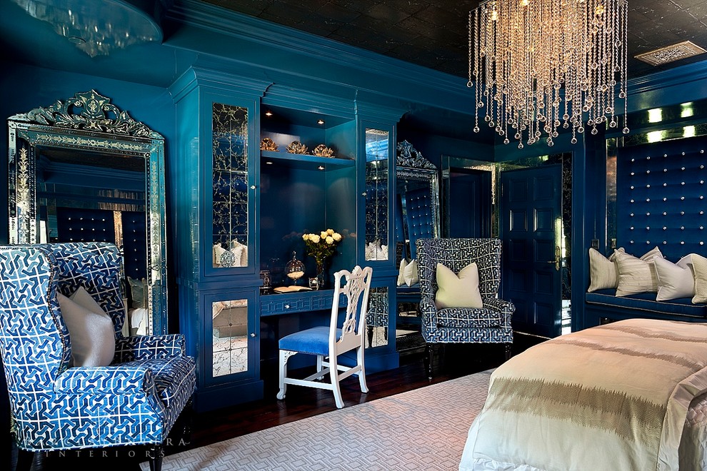 オレンジカウンティにあるエクレクティックスタイルのおしゃれな主寝室 (青い壁、濃色無垢フローリング) のインテリア