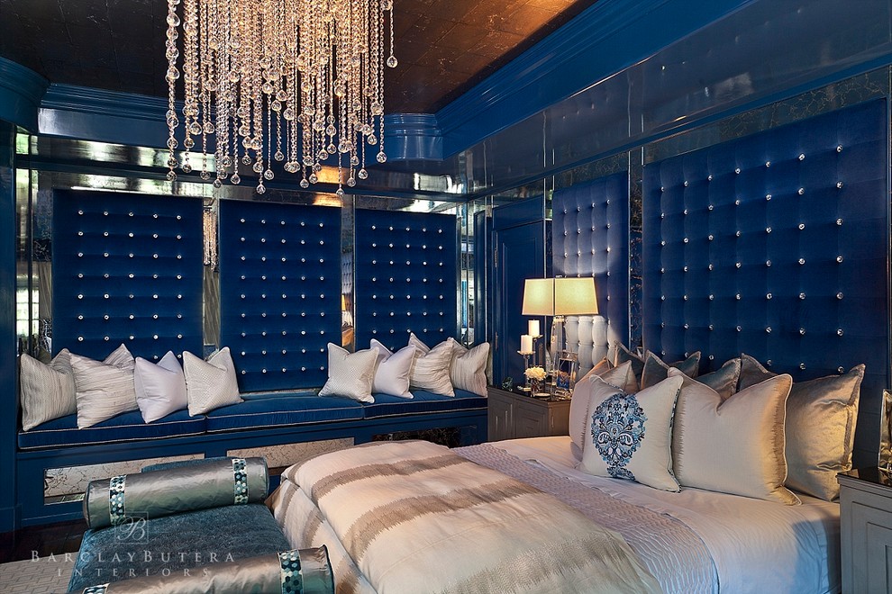 Esempio di una camera matrimoniale boho chic con pareti blu e parquet scuro