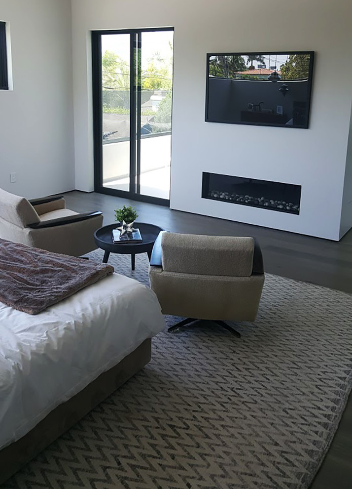 На фото: хозяйская спальня среднего размера в стиле модернизм с паркетным полом среднего тона, горизонтальным камином и коричневым полом с