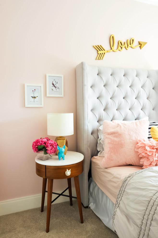 Idee per una camera degli ospiti moderna con pareti rosa, moquette e pavimento beige