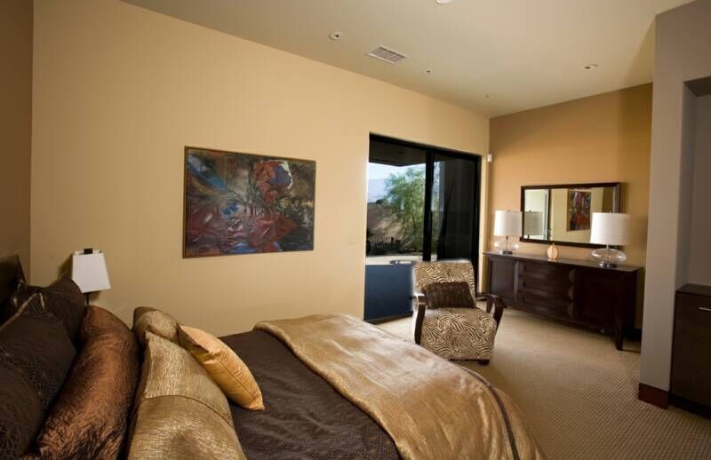Diseño de habitación de invitados actual extra grande con paredes multicolor y moqueta