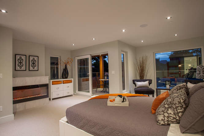 Идея дизайна: хозяйская спальня среднего размера в стиле модернизм с серыми стенами, полом из керамической плитки, стандартным камином и фасадом камина из камня