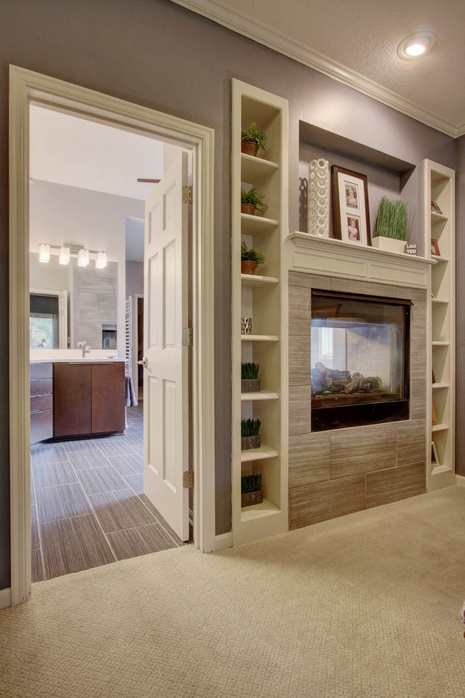 Источник вдохновения для домашнего уюта: хозяйская спальня среднего размера в стиле модернизм с ковровым покрытием, двусторонним камином, фиолетовыми стенами и фасадом камина из камня