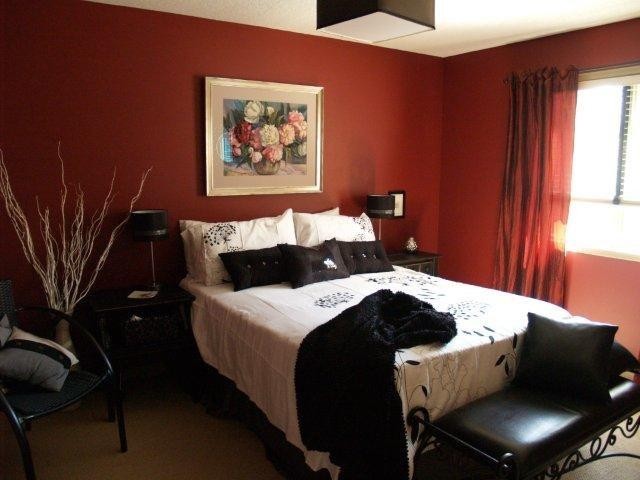 Imagen de dormitorio principal tradicional de tamaño medio sin chimenea con paredes rojas y moqueta